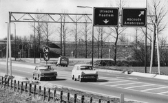 839788 Gezicht op de Provincialeweg tussen Vinkeveen en Loenersloot bij Loenersloot, ter hoogte van de aansluiting op ...